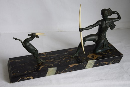 антикварная скульптура Дианы охотницы в стиле арт-деко из патинированной бронзы кости и мрамора
