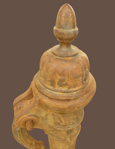 Antiquarian column for water
