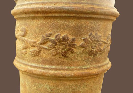 Antiquarian column for water