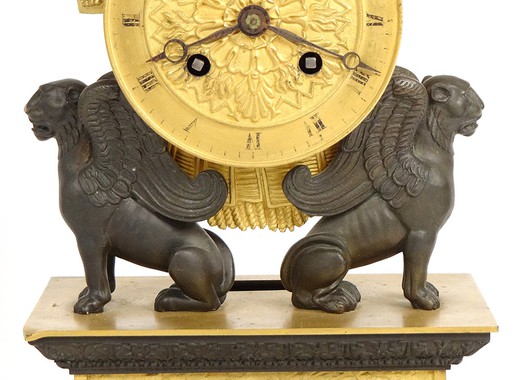 Антикварные часы «Военные трофеи»