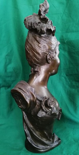 Antique sculpture of a lady with a hairpiece