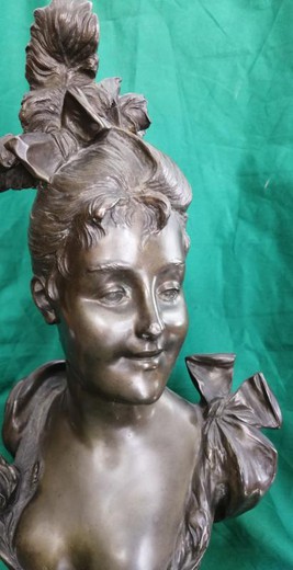 Antique sculpture of a lady with a hairpiece