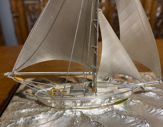 Модель парусной яхты в стеклянном коробе