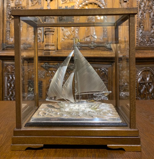 Модель парусной яхты в стеклянном коробе