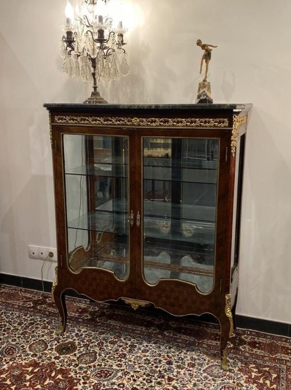 Витрина в стиле Людовика XVI
