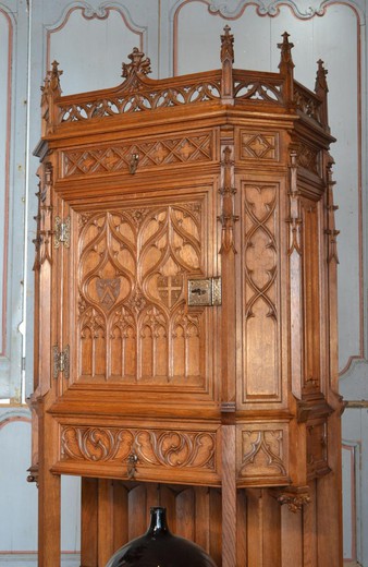 старинный кабинет в готическом стиле из дуба