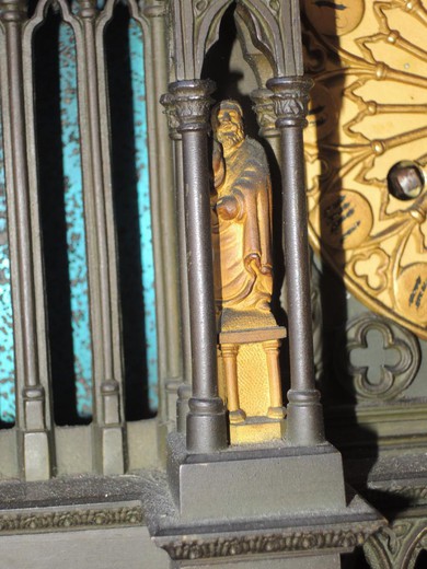 старинные предметы декора и интерьера из бронзы в готическом стиле