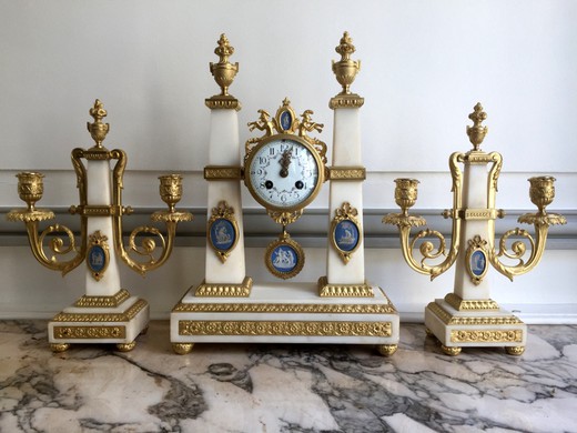 антикварные часы и парные подсвечники в стиле людовик 16 из мрамора и золоченой бронзы