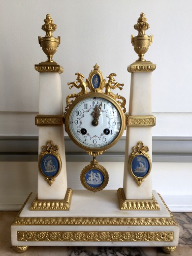 старинные часы и парные подсвечники в стиле людовик 16 из мрамора и золоченой бронзы