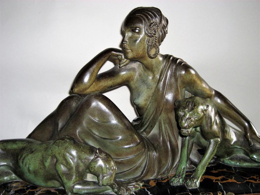 старинная скульптура девушка с пантерами арт-деко