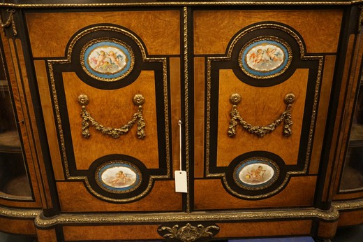 антикварная мебель в стиле рококо с золоченой бронзой