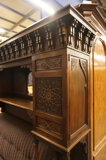 старинный шкаф-диван в восточном стиле из ореха