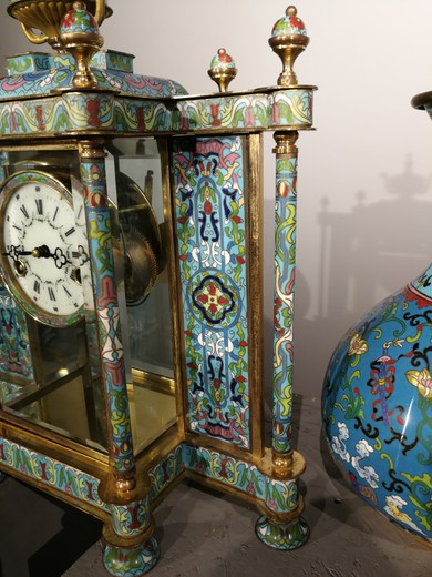 Антикварные часы с вазами