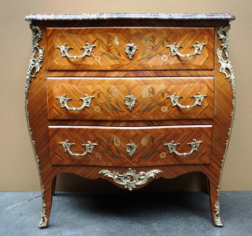 an antique chest of drawers, a chest of drawers in the style of Louis XV, a Rococo chest of drawers, a rosewood chest of drawers, a marquetry chest of drawers, an antique chest of rosewood in marquetry, antique furniture, Louis XV style furniture, rococo