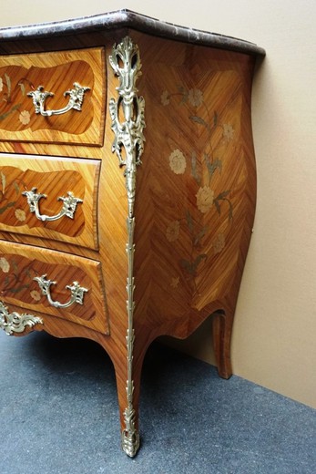 an antique chest of drawers, a chest of drawers in the style of Louis XV, a Rococo chest of drawers, a rosewood chest of drawers, a marquetry chest of drawers, an antique chest of rosewood in marquetry, antique furniture, Louis XV style furniture, rococo