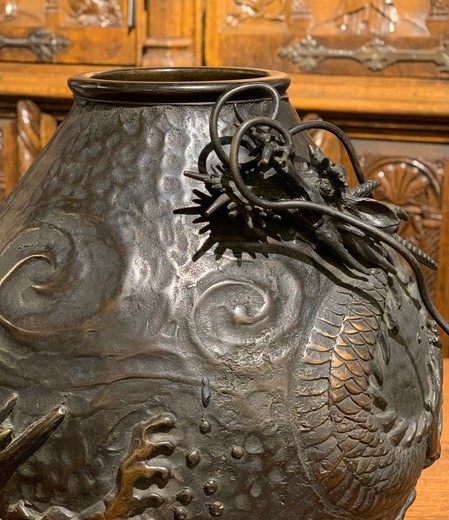 Антикварная бронзовая ваза