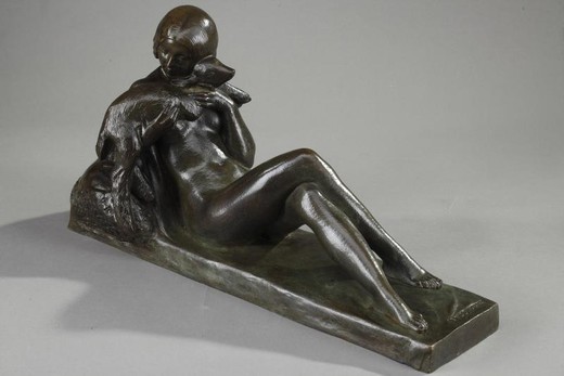 Антикварная скульптура «Девушка с ягненком»