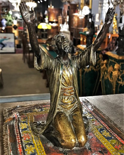 Антикварная скульптура «Молящийся»