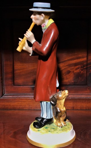 Антикварная скульптура «Музыкант с собачкой»