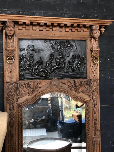Антикварное зеркало из беленого дуба с барельефом