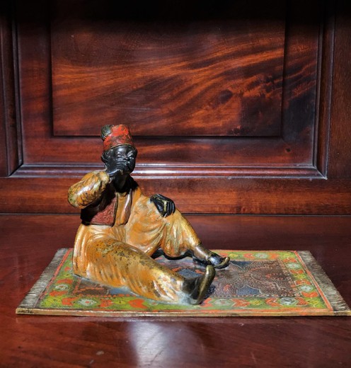 Скульптура «Курящий на ковре»