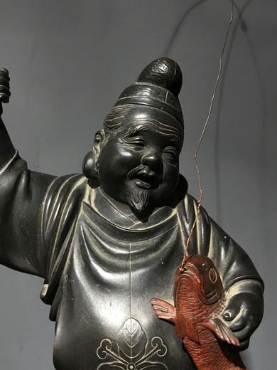 Антикварная скульптура «Бог Эбису с рыбой»