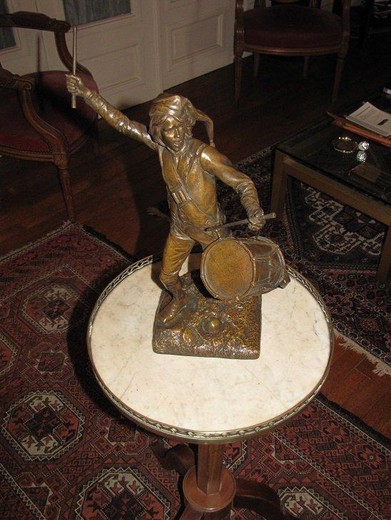 Антикварная скульптура "Юноша с барабаном"