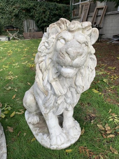 Парковые скульптуры львов