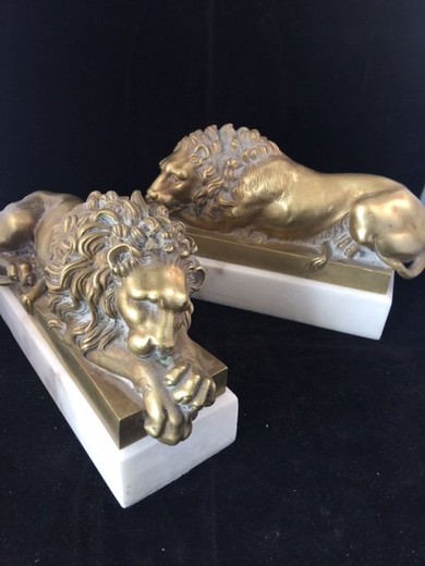 Парные скульптуры «Лежащие львы»