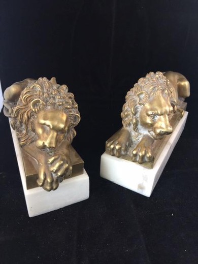 Pair sculptures “Lying Lions”