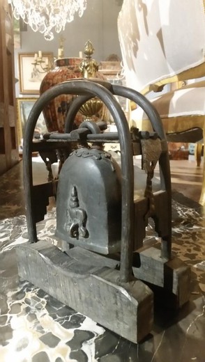 старинный колокол