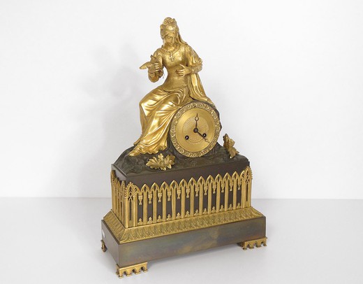 антикварные часы в готическом стиле из золоченой бронзы