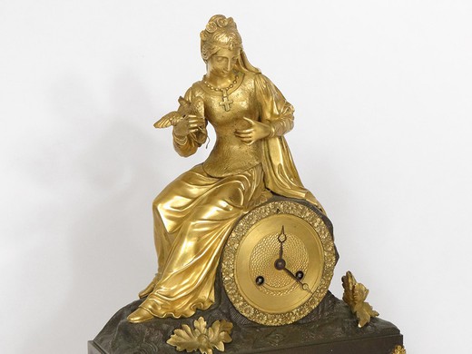 старинные часы в готическом стиле из золоченой бронзы