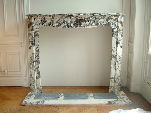 антикварный каминный портал с напольной плитой из мрамора помпадур