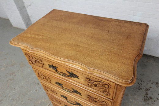 an antique chest of drawers, an old chest of drawers, a chest of drawers in the style of the Louis, a chest of drawers in the Rococo style, a carved chest of drawers, an oak chest of drawers, antique furniture,