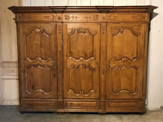 antique cupboard, antique oak furniture, antique furniture in the style of Louis XIV, baroque, antique gallery, antiques shop, antiques