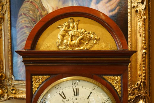 антикварные часы, старинные настенные часы, антикварные каминные часы, антикварные часы в стиле Людовика XVI, каминные часы из красного дерева, каминные часы из золоченой бронзы, старинные часы XIX века, магазин антиквариата, антикварная галерея