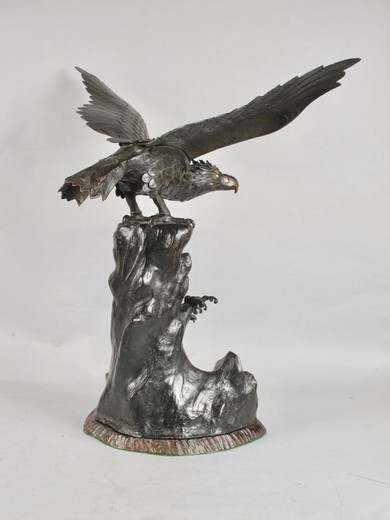 Большая антикварная скульптура «Орел»