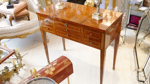 Старинная мебель, антикварная мебель, мебель в стиле Людовика XVI, антикварный стол, антикварный дамский столик, столик в технике маркетри.
