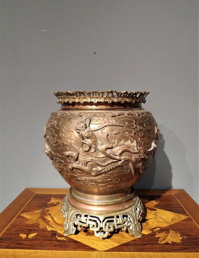 Древняя ваза из бронзы