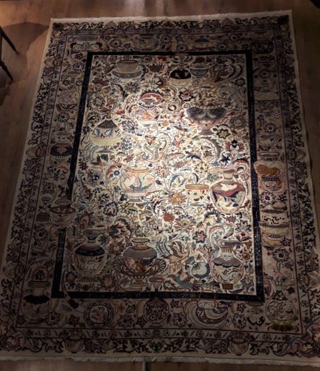 Красивый персидский ковер из шерсти