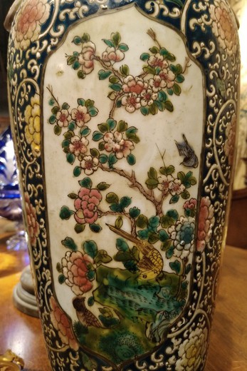 Старинные восточные вазы с бронзовым основанием