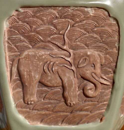 Восточная ваза с изображением животных