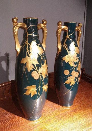 старинные вазы из керамики с золочением
