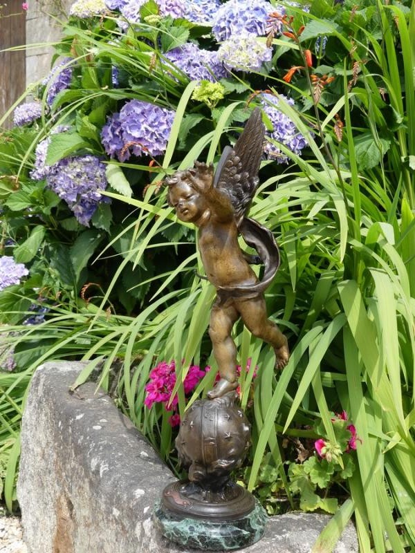 Antique sculpture "Vagabond love"