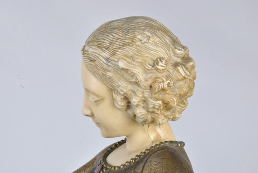 Антикварная скульптура «Девушка с двумя борзыми»