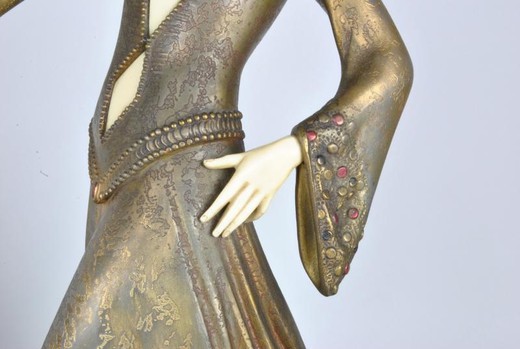 Антикварная скульптура «Девушка с двумя борзыми»