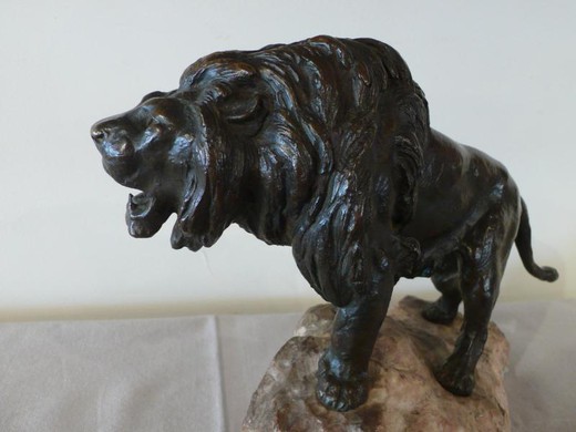 Антикварная скульптура льва