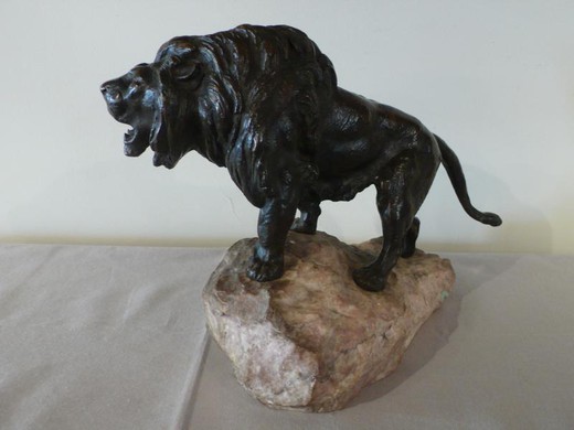 Антикварная скульптура льва