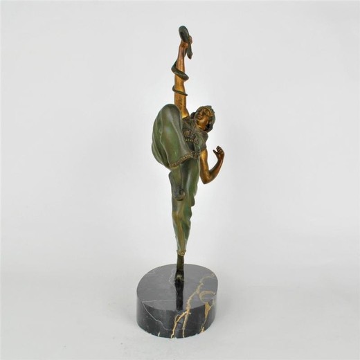 Антикварная скульптура «Танцовщица со змеей»